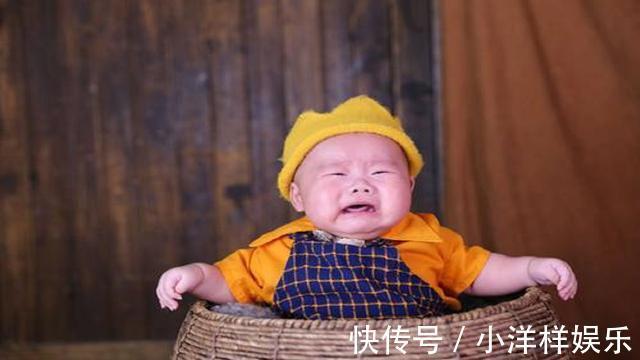 踏步反射|“最猛新生儿”走红,脐带还没剪就站起来想跑,医生险些没抓住