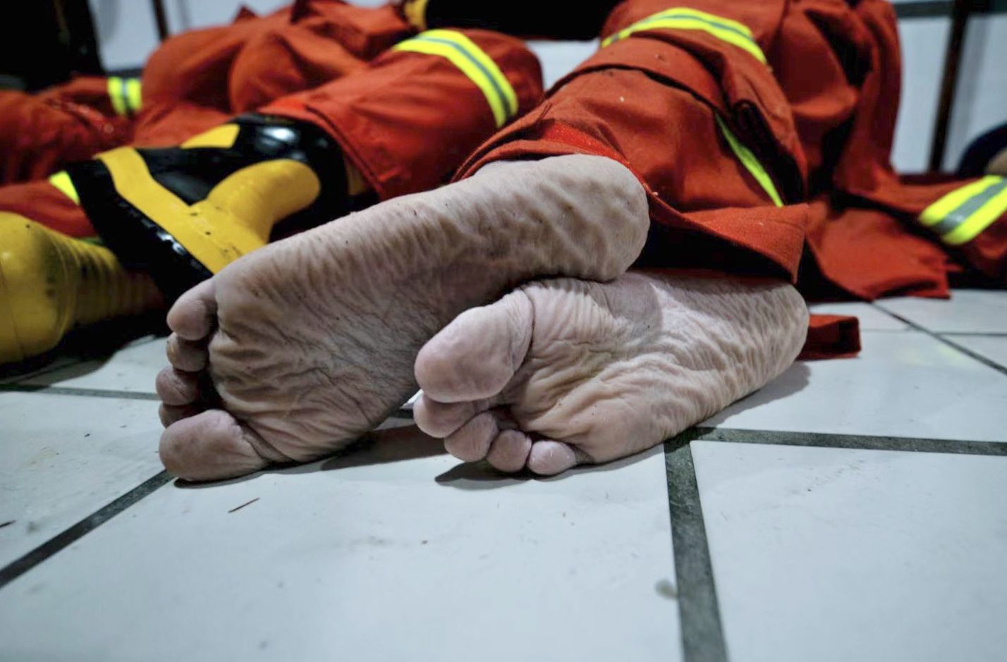 台风|这双脚，看着让人心疼！00后消防员连续奋战20小时、出警30余起，累到和衣就睡