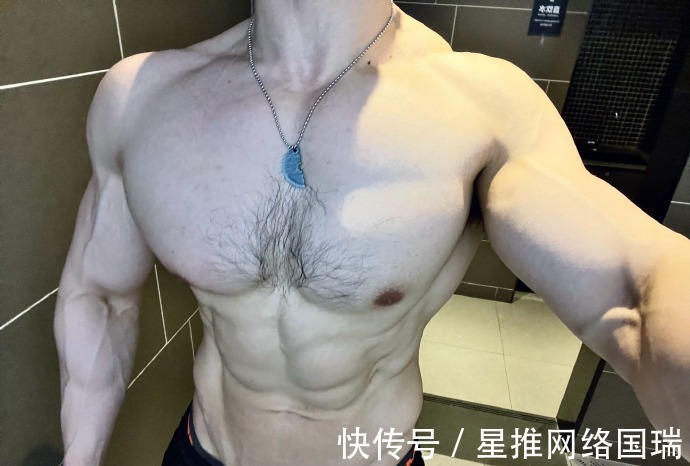 健身房|麒麟臂健壮如腿,胸肌咄咄逼人,啤酒火锅没在身上留一点痕迹!