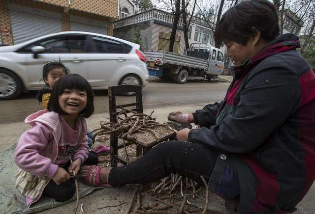 老人|父母出门旅游,让乡下婆婆帮忙带娃,回来后闺女让妈妈“崩溃”