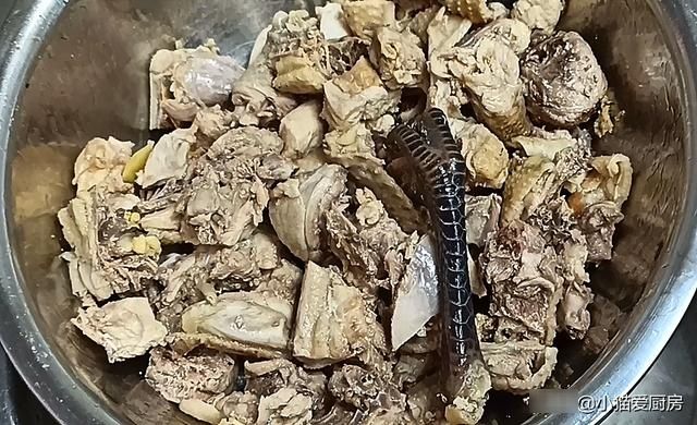 家常红烧鸡肉烧土豆,土豆吸收了鸡肉的香味,太下饭了,特别解馋