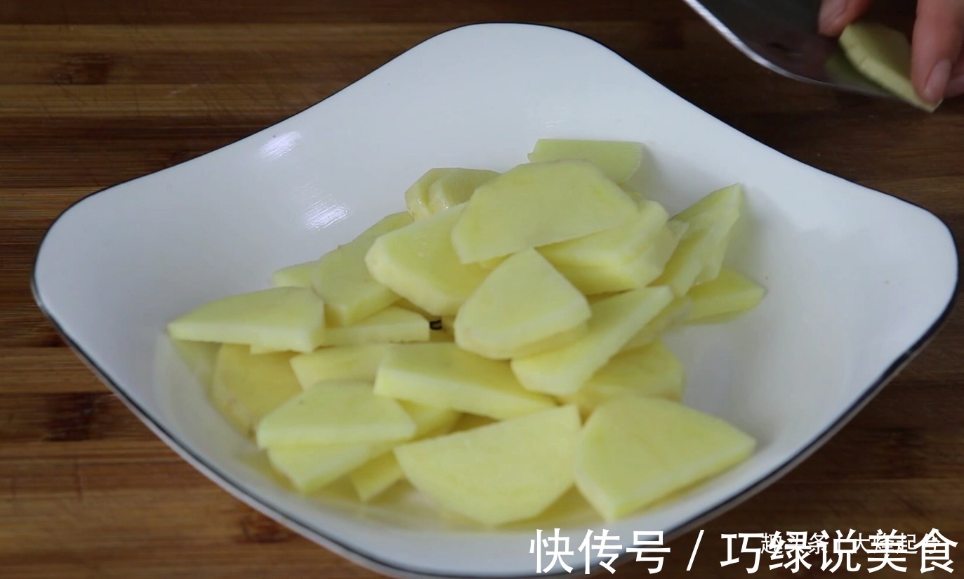 2根黄瓜,1个土豆,简单一做,看着就馋人了,上桌就扫光