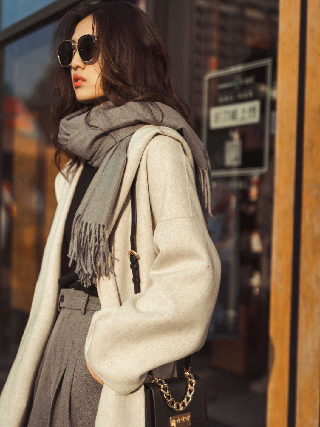 烟管裤|今年秋冬,有种穿法叫“大衣+裤子”火了,上身后没想到那么气质