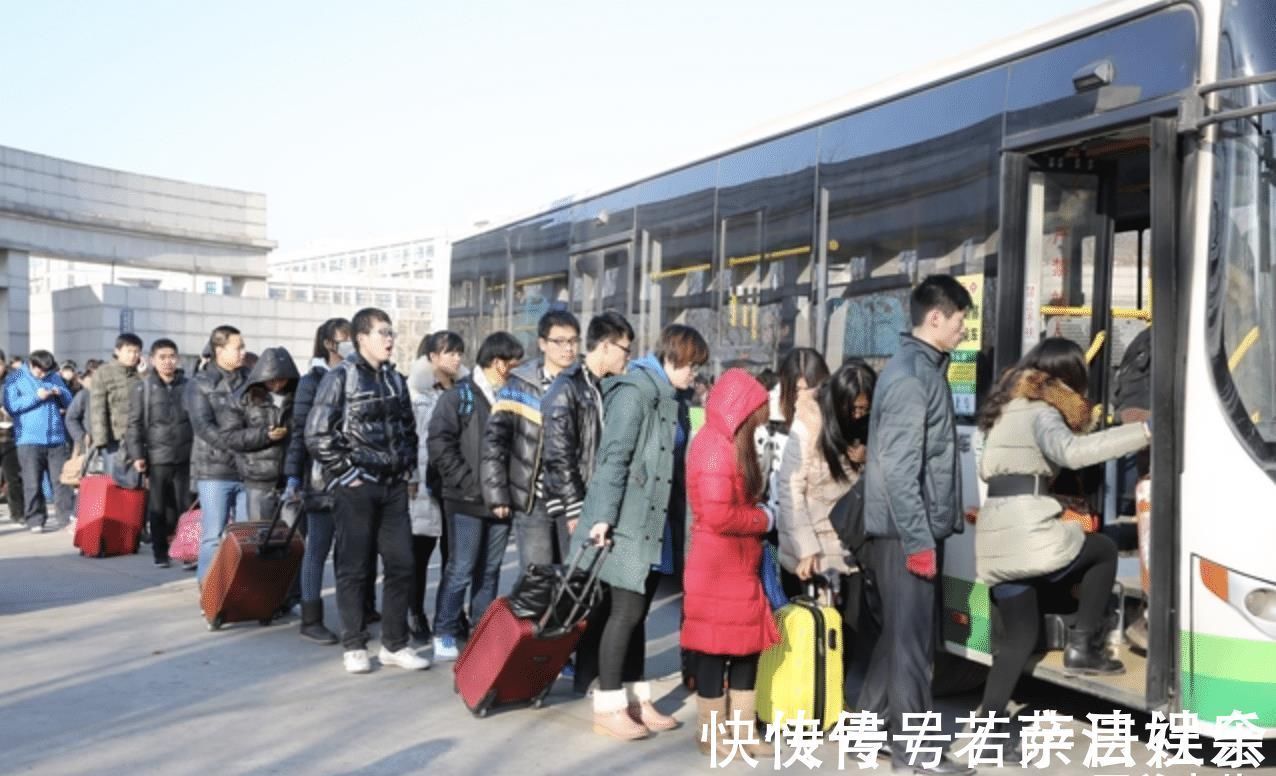 地铁|地铁上,妈妈抱孩子的动作火了,网友:教养无关贫富,体现在生活