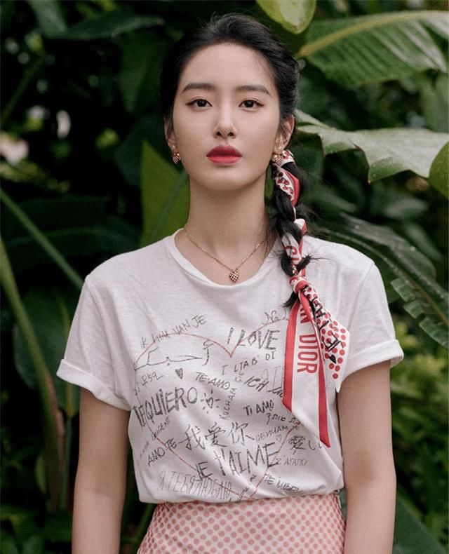 别再扎马尾了，太伤发际线！今年流行这5种扎法，时髦减龄显脸小