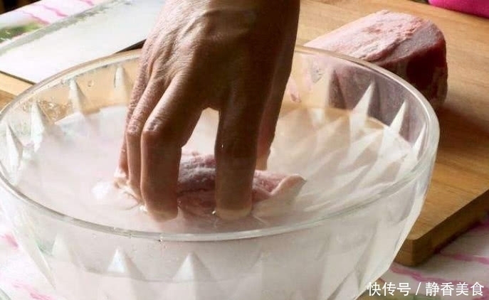 快不|冰柜里的冻肉“硬如石头”?别用冷水泡,只需1步,化肉快不变味