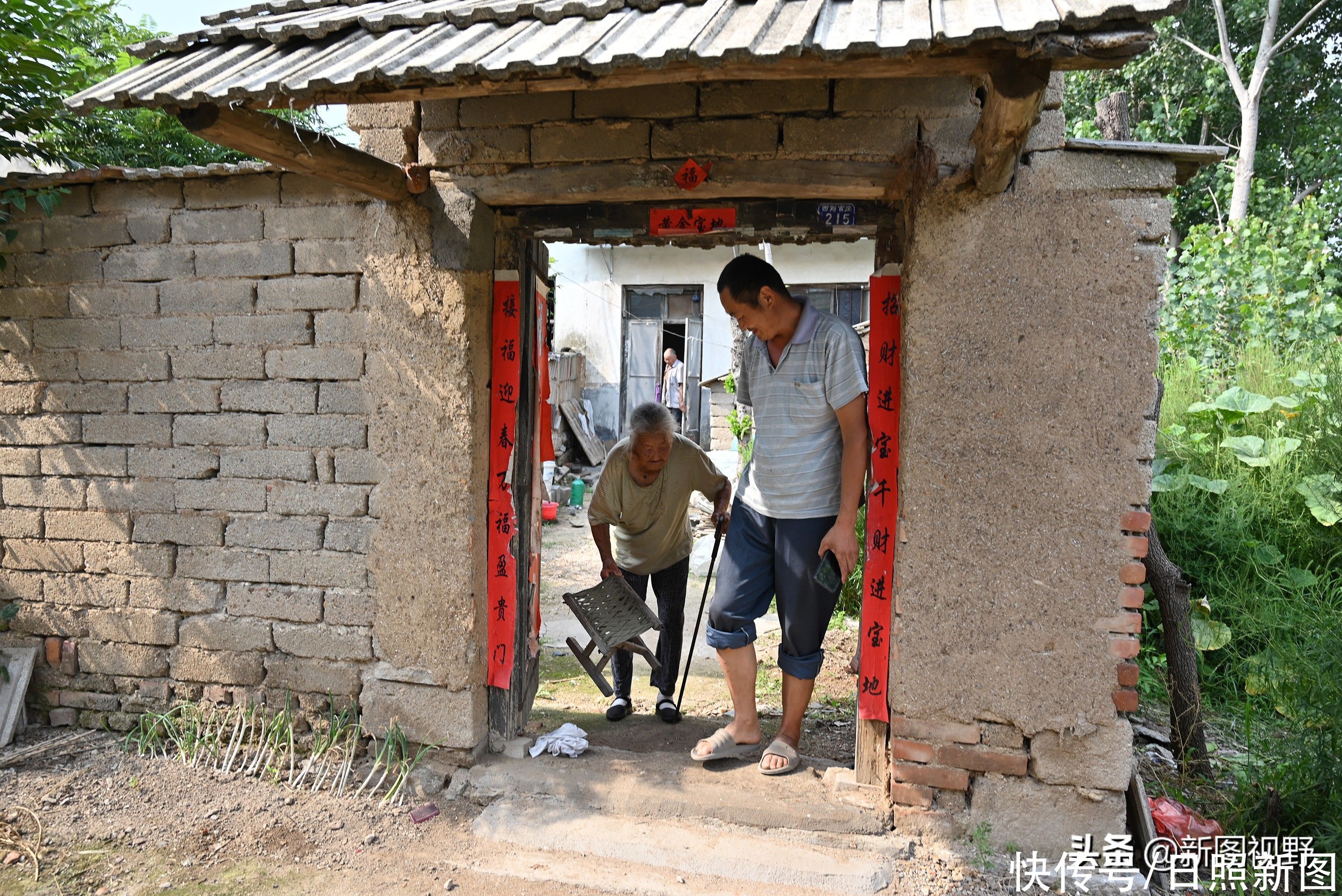 奶奶|100岁老人，每天都吃鸡蛋和大蒜，最爱逛街遛弯，长寿经验很简单