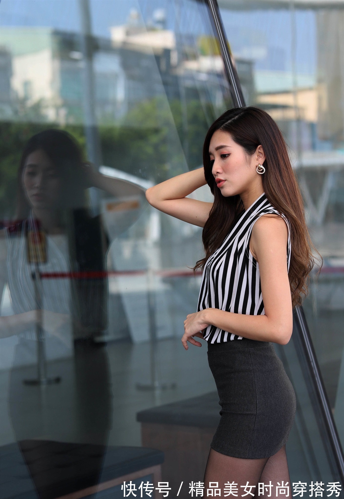 条纹|职场小姐姐身穿黑白条纹衬衫,搭配高腰包臀裙,很是有型