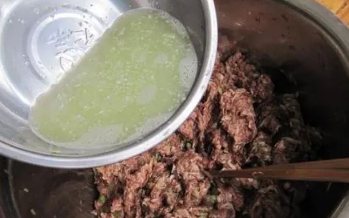 做肉馅饺子,最忌放“2个料”!教你正确调馅方法,又香嫩又多汁