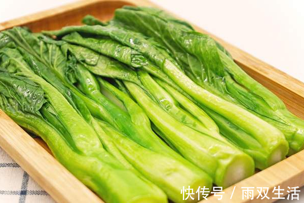 爽脆|天热多吃蔬菜，炒青菜时，不要直接下锅，学会2招，爽脆不发黑