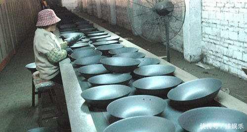 农村“土不粘锅”,靠电视一炮走红一锅难求,如今100一个没人要