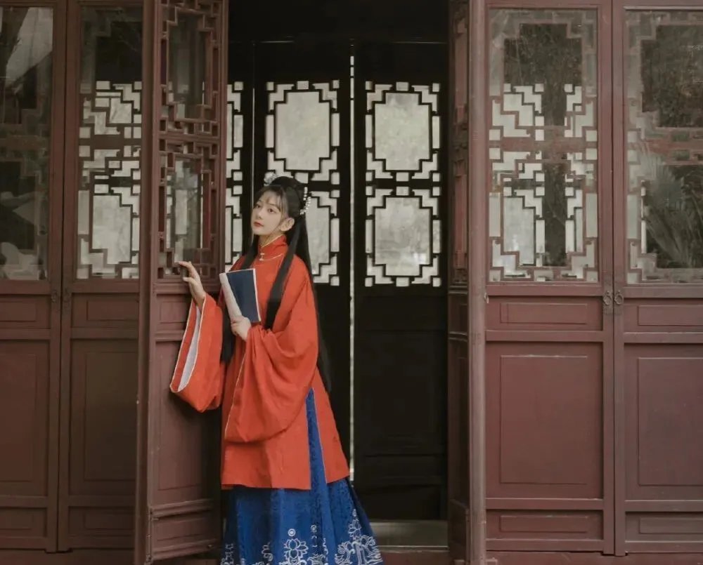 小红!《红楼梦》中出场不多,可是那么多丫鬟,我却记住了她