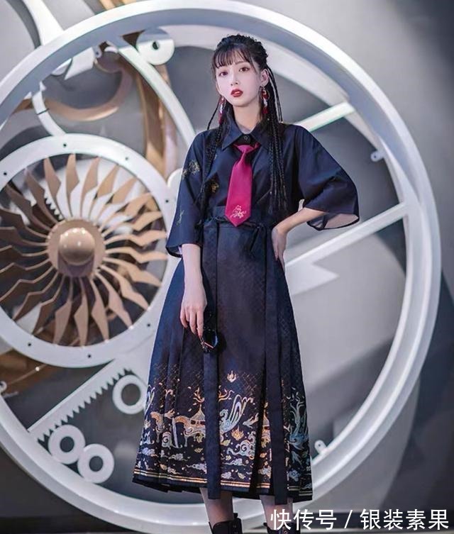 jk 最近火了一种穿法叫“上面JK,下面汉服”,高级感十足,太养眼