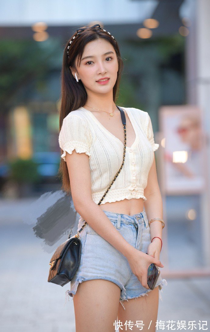 衬衫 小姐姐衬衫搭配一双粉色高跟鞋,高贵迷人