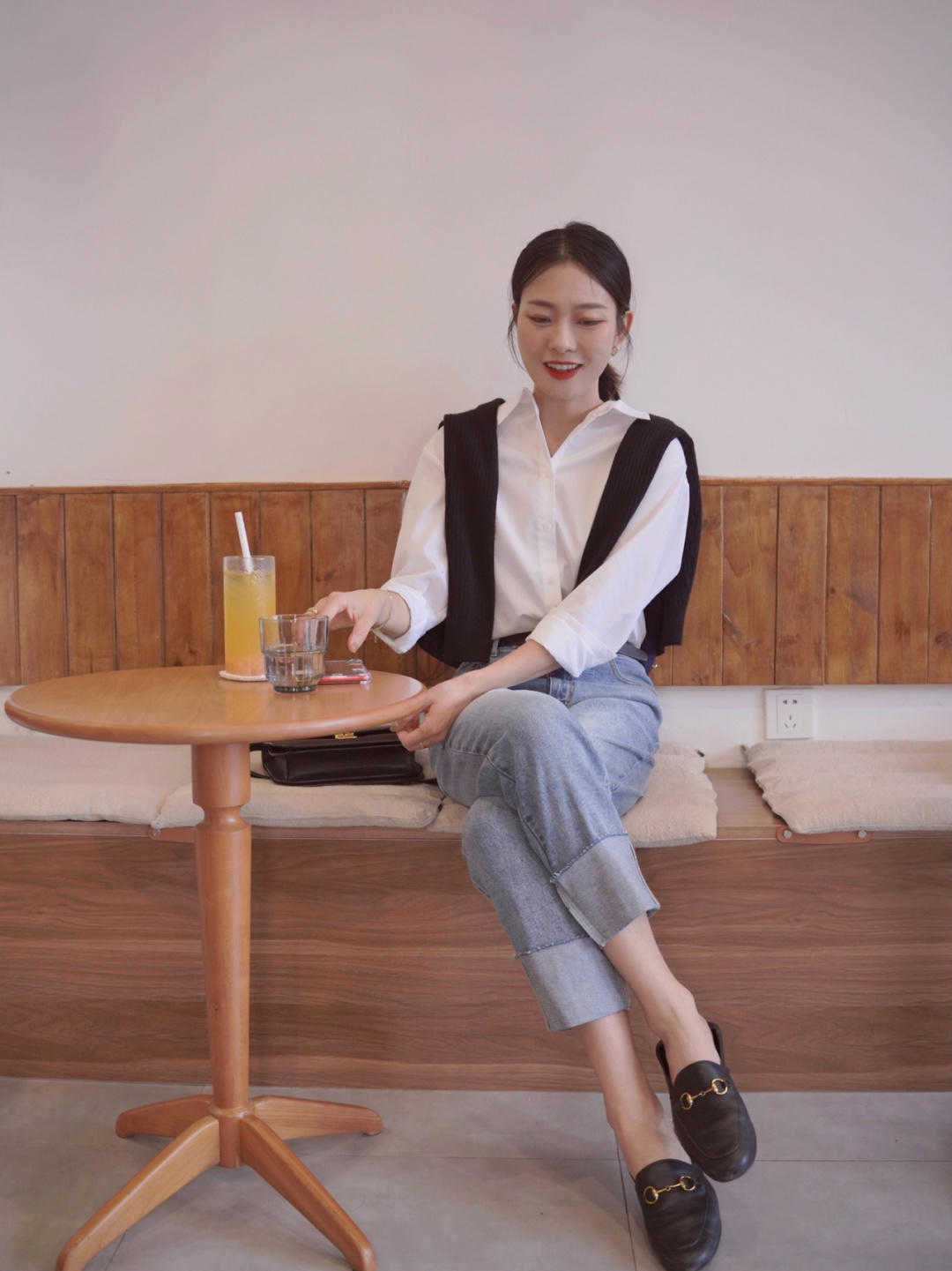 时尚博主|经典大气的初秋穿搭示范,衬衫搭配牛仔裤干练简约,洒脱时髦