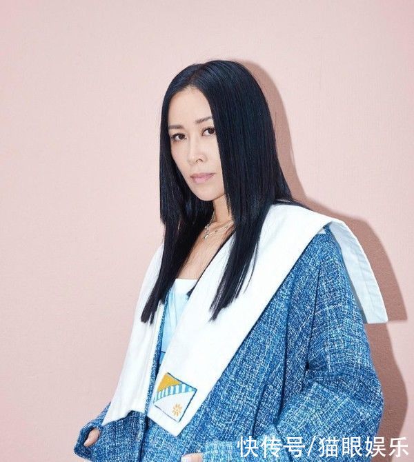 那英53岁身材棒!高衩裙长腿亮眼,身为天后却自嘲唱歌水平下降