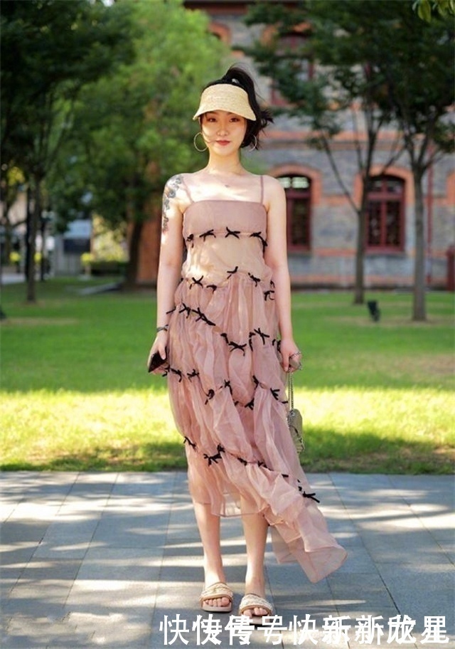 打底衫|路人街拍，美女穿着一件黑色的打底衫，将修身进行到底