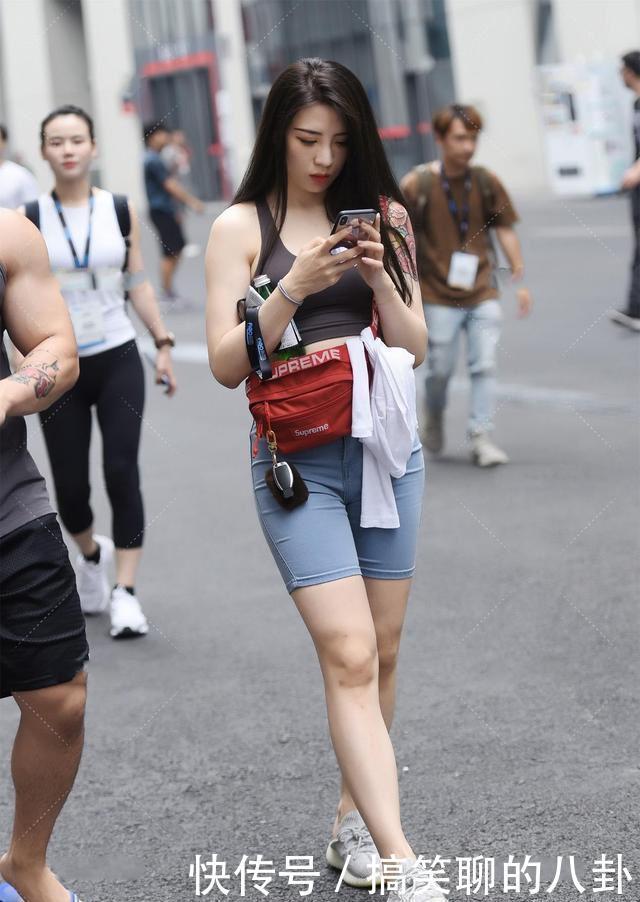 身材|高挑女孩穿“露脐背心”秀身材,将牛仔裤剪掉一半,充满青春活力
