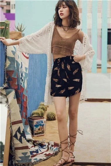 街拍:小姐姐扎着俏皮丸子头,身穿格子吊带短裙,减龄大方