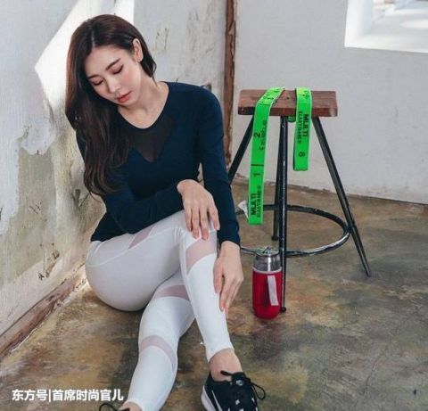 街拍青春可爱的小姐姐,时髦的打底裤打扮,身材高挑