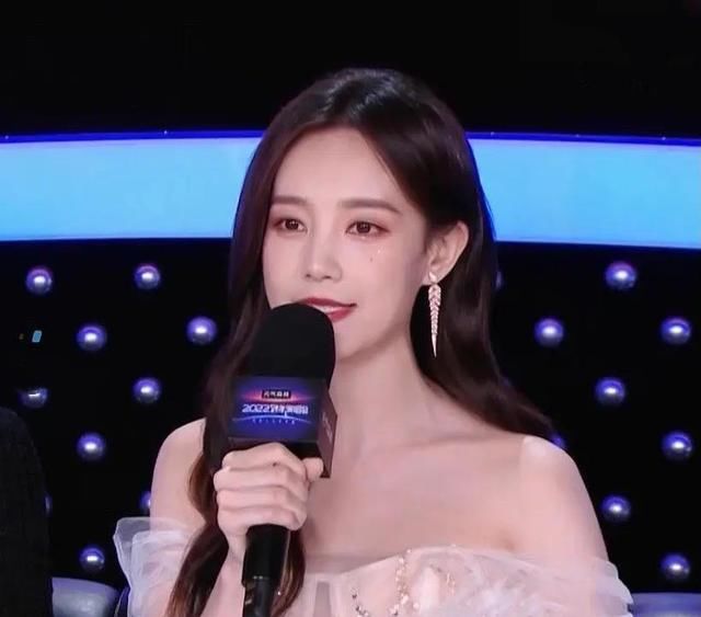 6台跨年名场面：主持人翻车、唱歌跑调，周深邓丽君跨时空同台