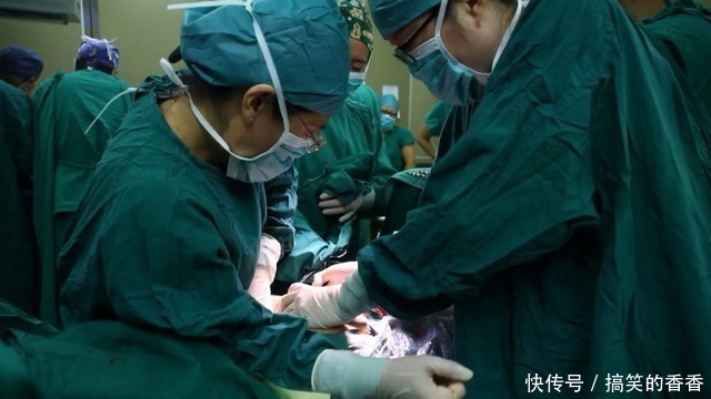 孕妇|孕妇怀四胞胎以为是儿子，结果生四个女儿，爸爸产房外手舞足蹈