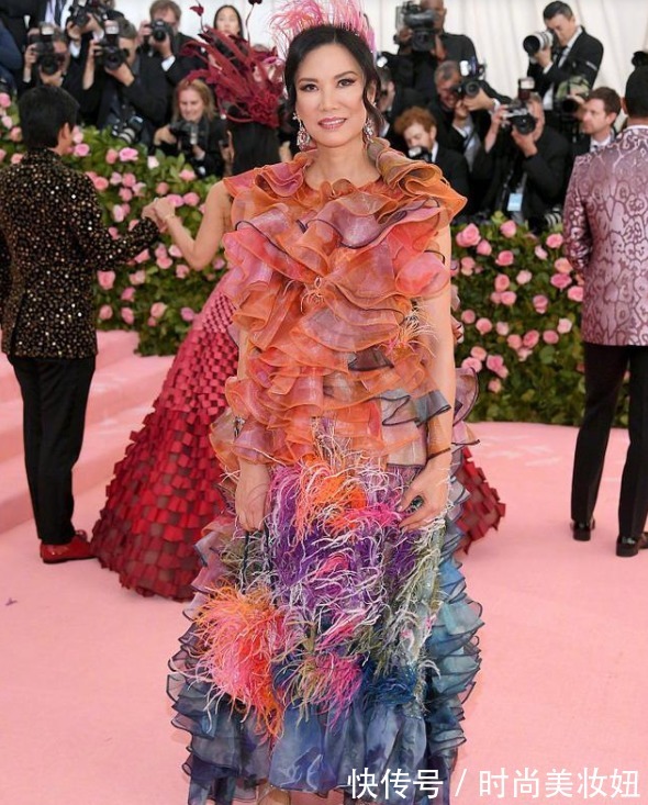 色彩|52岁邓文迪身材太绝了,穿芭比粉裹身连衣裙凹凸有致,轻松美出圈