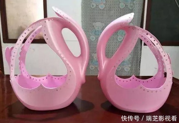 家中用完的“洗衣液桶”别丢了,剪上2刀,秒变养花神器,太美了