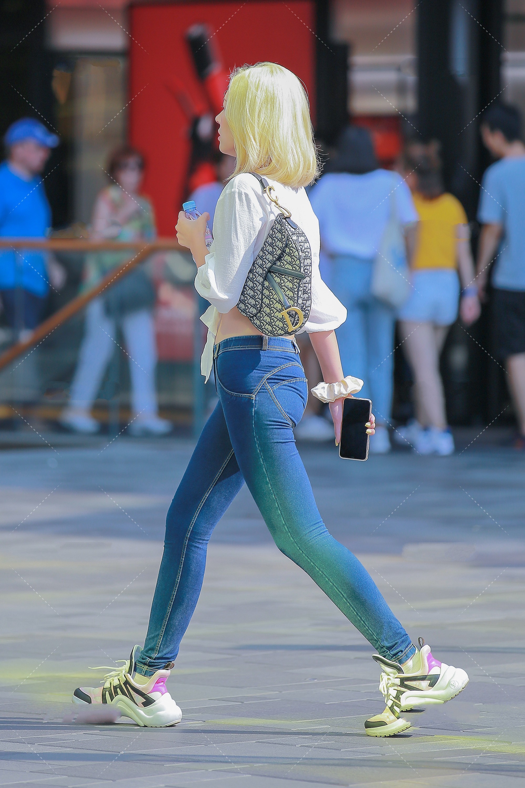 衣服|白色v领绑带上衣, 搭配修身裤子, 显高级感