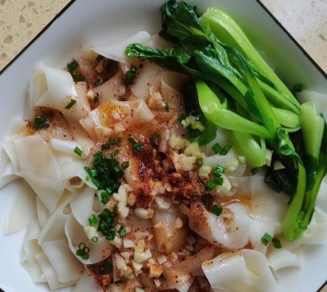  饺子皮|想吃油泼面，5张饺子皮就能搞定，酸辣开胃，每次能吃一大碗