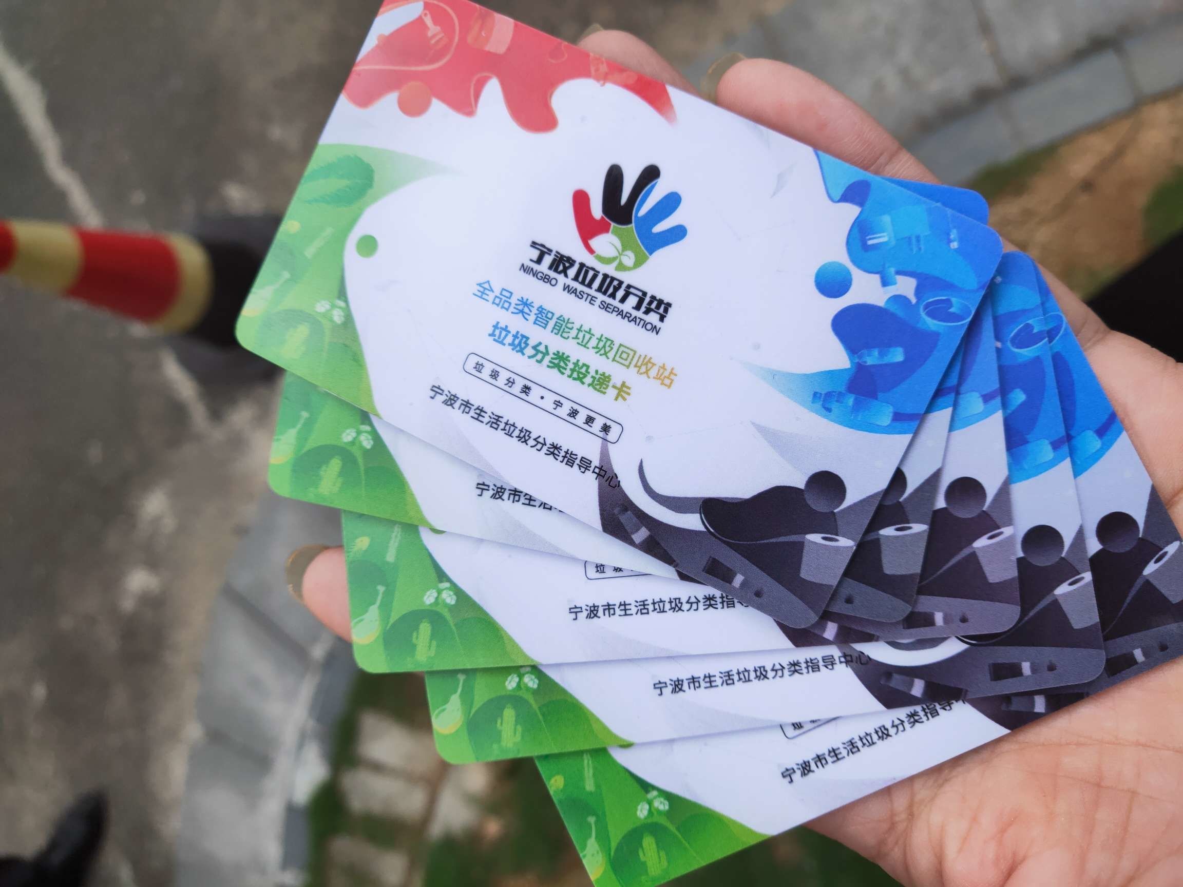 小区|自动破袋 精准识别 全时段投放全品类智能垃圾分类回收箱亮相小区