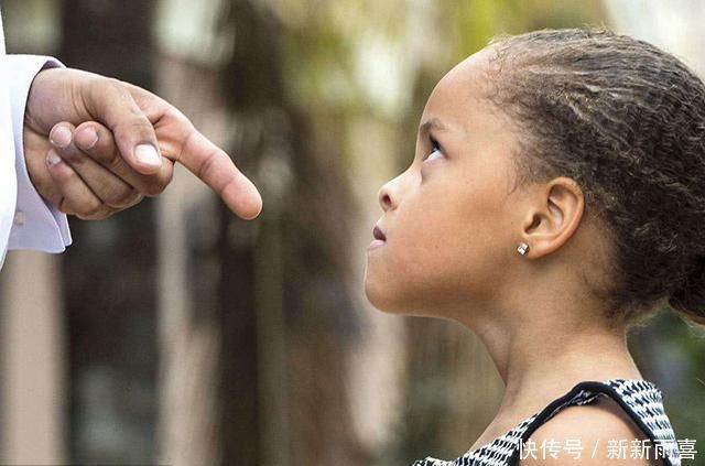 班主任|这3句话出口太伤人，父母教育孩子时要少说，好孩子都是夸出来的