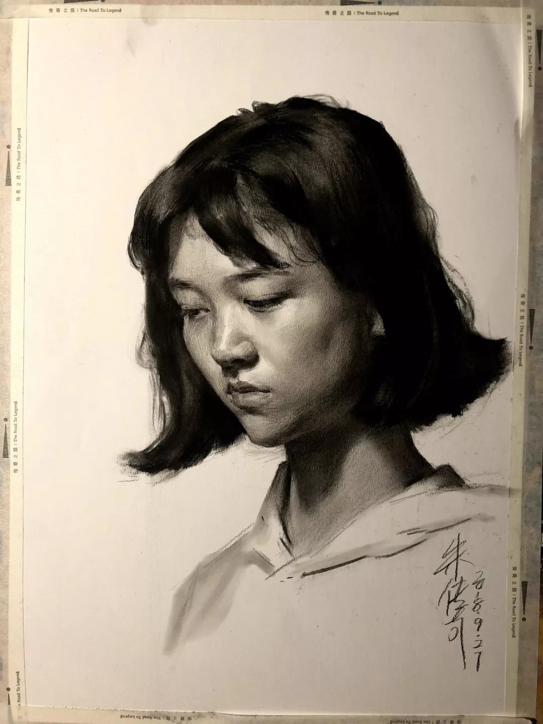 朱传奇&素描课堂|朱传奇教你画眼神低垂的短发女青年素描头像