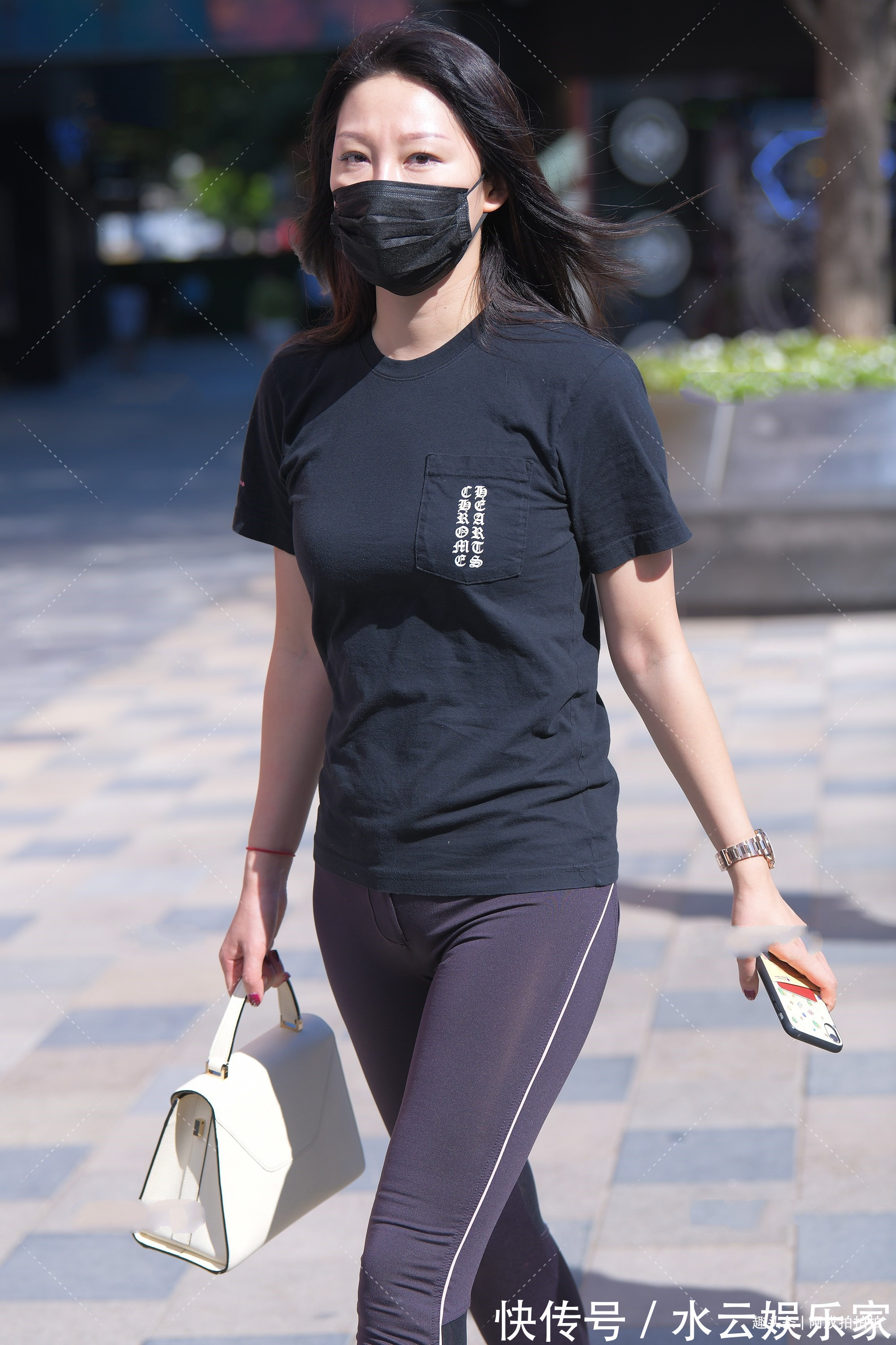 阿成 短袖配健美裤,一身黑色穿搭,穿出休闲风的同时运动感满满