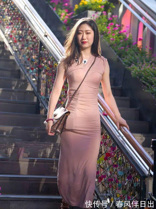 美女|美女一袭简约的连衣裙,让你美成焦点,时尚美丽