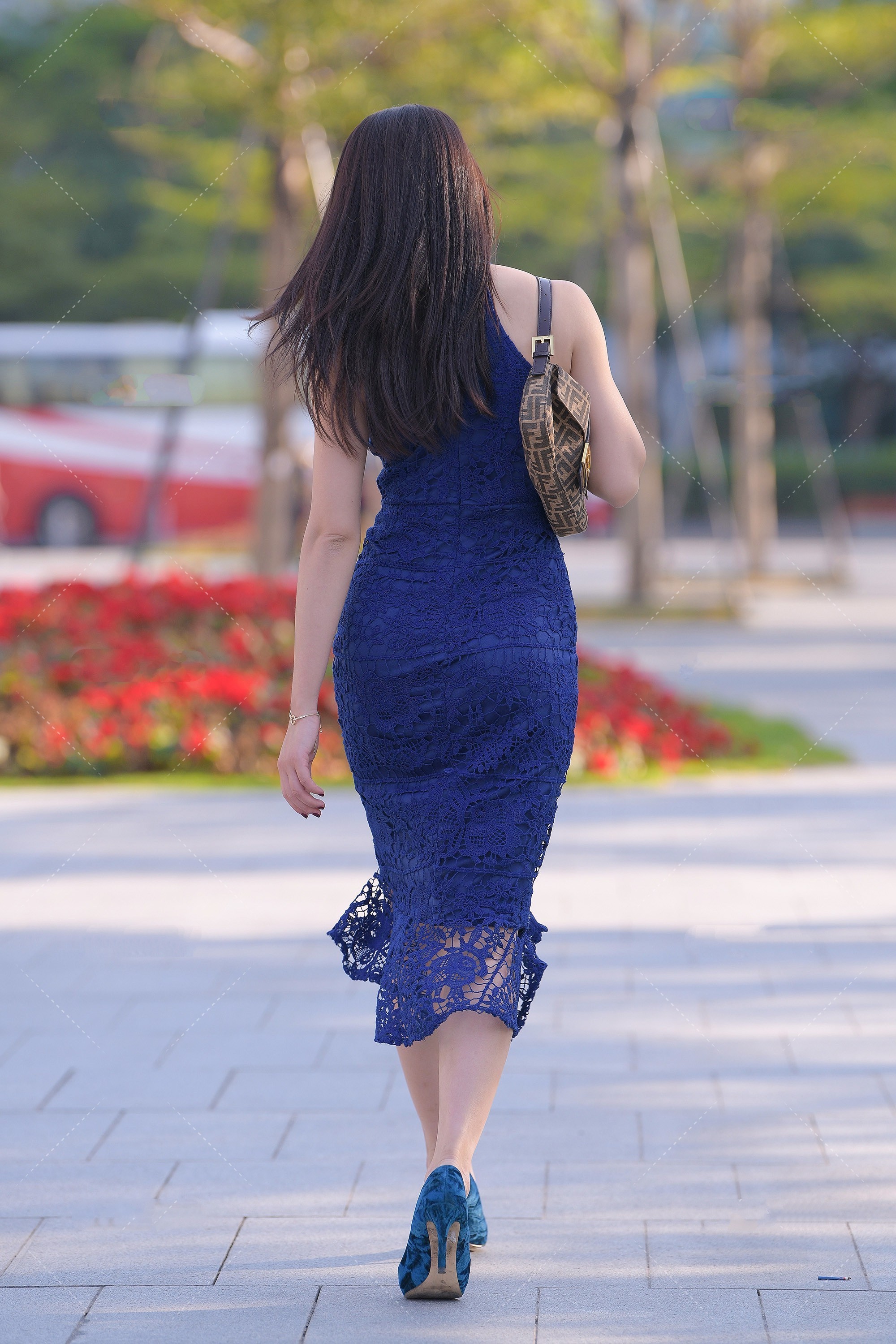 大方|美女街拍:长款连衣裙,优雅大方,自带时尚气场