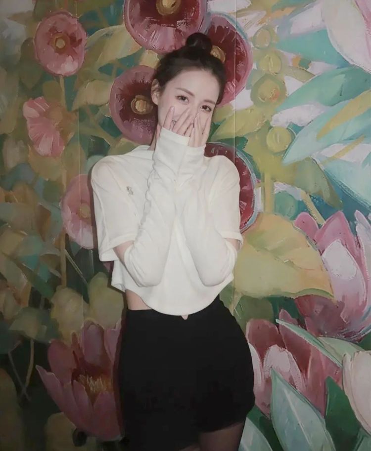 白色 白色上衣和黑色短裤,最常见的搭配了,但是不失时尚感