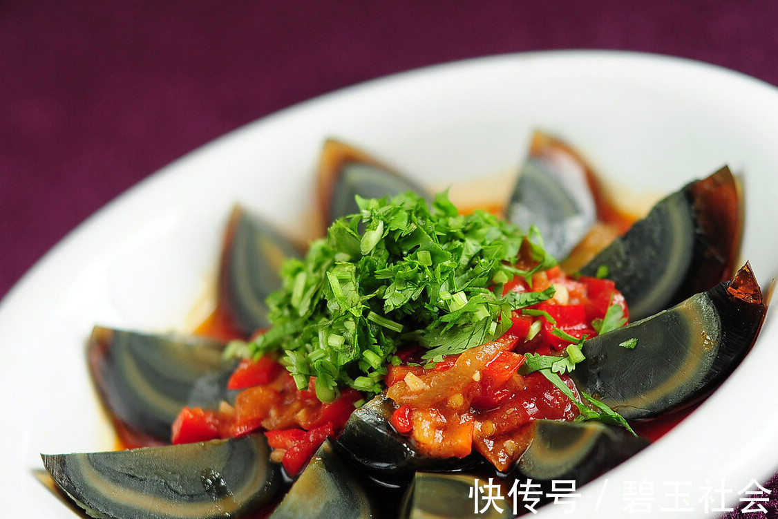 凉拌|皮蛋直接凉拌,难怪吃着又腥又涩,多做1步,皮蛋鲜香又嫩滑
