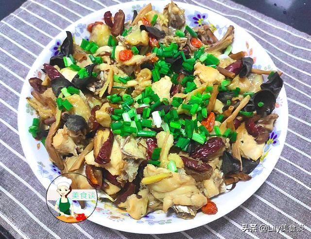  木耳跟此菜是绝配，蒸一蒸就好，营养好吃不上火，常吃提高免疫力