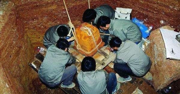 雷峰塔倒塌以后，里面没有白娘子，却有一件价值连城的珍宝