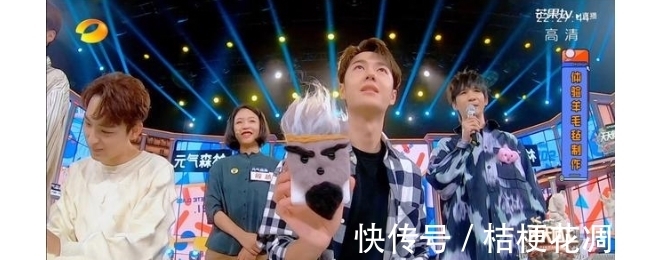 小狼|王一博一定有在很多节目里收的小玩具,羊毛毡小狼也被拿回家了