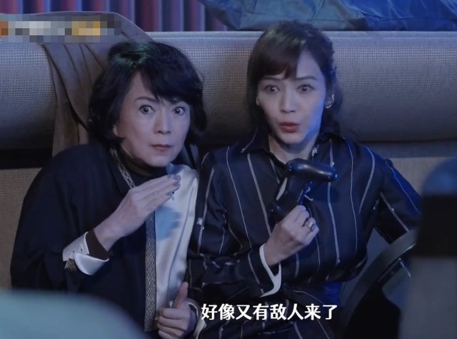 《婆妈2》宣传照，黄圣依侯佩岑张铎家都是三人合体，杜淳偏不同