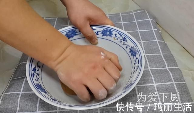 自制|自制麻花的做法，大厨教你详细步骤，香酥又掉渣，出锅孩子抢着吃
