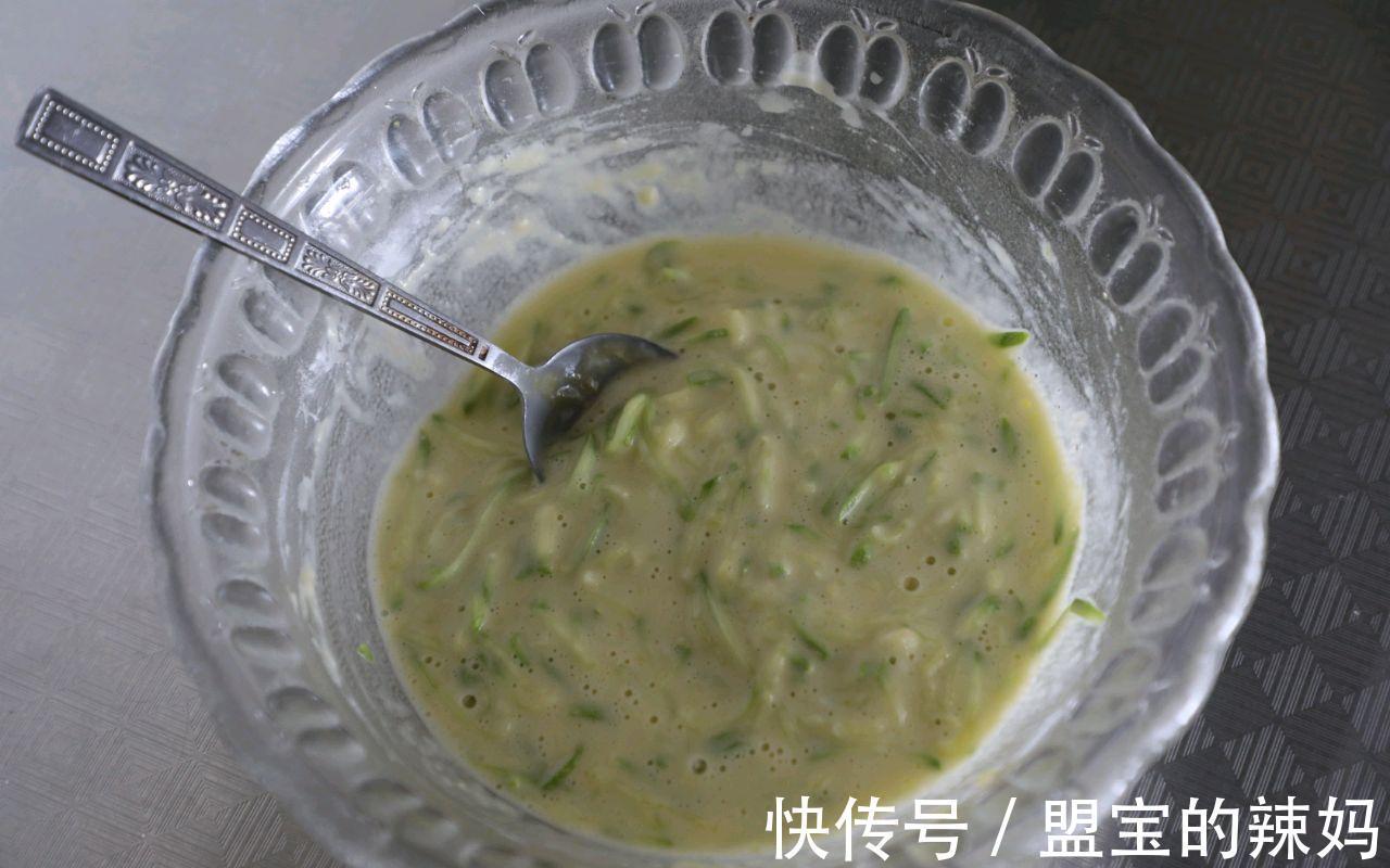 早餐|早起10分钟，给家人做茭瓜鸡蛋饼，鲜嫩可口，卫生还省钱