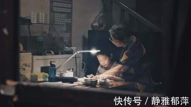 妈妈|小学生作文得0分,妈妈想打娃,爸爸看卷子后:以后去德云社发展