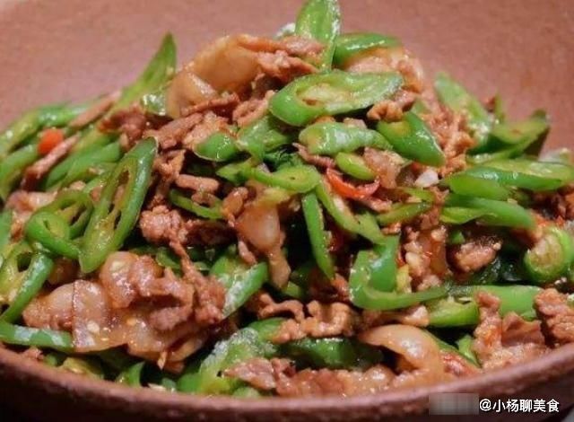 辣椒炒肉，先炒辣椒还是先炒肉？奶奶教我这样做，肉片滑嫩还入味