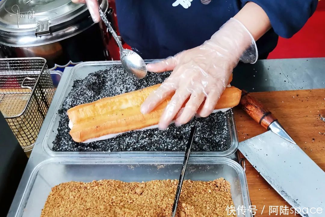 油条|这条非遗美食街上的“油条包麻糍”，不仅卖相好看，味道也不错