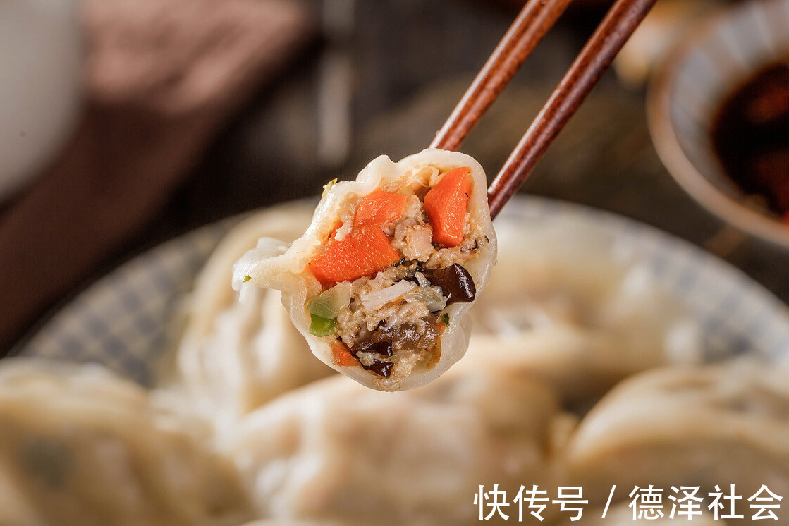 吃饺子|天热吃此馅饺子,2块钱一斤,鲜嫩清香又解腻,女人孩子多吃有益