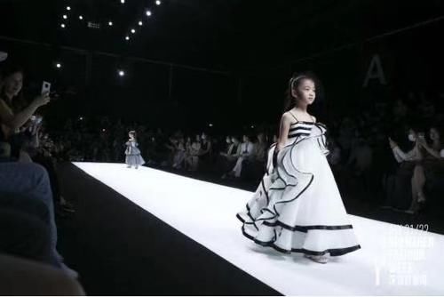 2021AW深圳时装周PureShare芭比首次碰撞，揭秘《梦境》奇妙之旅