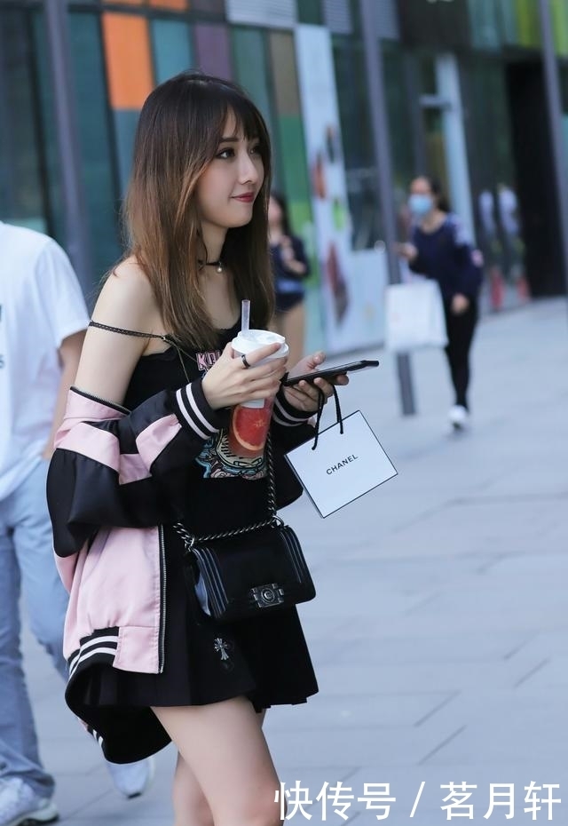 街拍: 街头偶遇青春美少女,不禁 感慨年轻就是好